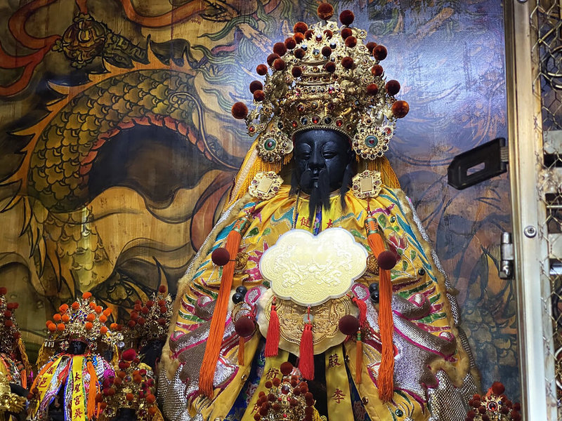 嘉義縣布袋鎮魍港太聖宮常有麻雀進出廟裡,鎮殿神明李大王爺一側鬍鬚還遭麻雀咬斷一截。太聖宮25日表示,因神明指示要尊重生態不能趕鳥,只能請廟公多加打掃。(民眾提供)中央社記者蔡智明傳真 111年1月25日
