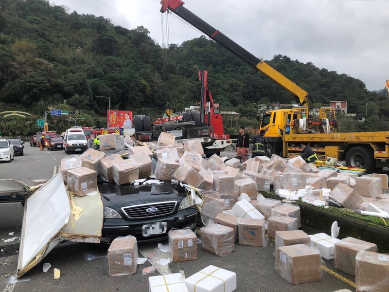 黃姓貨車駕駛25日從宜蘭送貨到台北,行經國5石碇交流道時疑因車速過快失控翻覆,車身壓到閃避不及的另台自小客車,警消獲報馳援,黃姓駕駛送醫不治。(民眾提供)中央社記者沈佩瑤傳真 111年1月25日