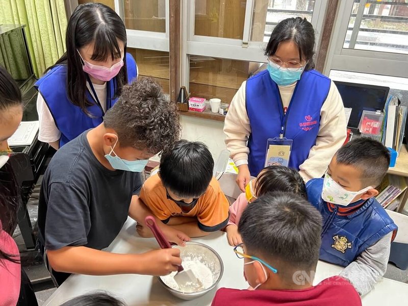 弘光科技大學菓子多元廚藝烘焙社24日起連續3天前往南投水里民和國小舉辦「弘愛民和、結下菓實寒期育樂營」,教導孩童製作麻糬等點心,傳授烘焙實作技巧。中央社記者趙麗妍攝 111年1月25日