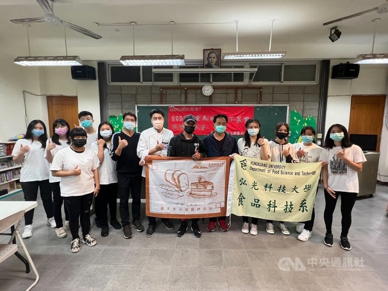 弘光科技大學菓子多元廚藝烘焙社24日起連續3天前往南投民和國小舉辦育樂營,傳授孩童烘焙實作技巧,並贈送物資,與村長、民和國小主任合影。中央社記者趙麗妍攝 111年1月25日