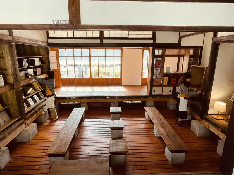 台南市南區水交社「敝墟書店」26日開幕,這間書店是一幢翻轉眷村文化的非典型老屋新書店,傳承日式建築沉靜生活脈絡,也顯影眷村特色。(台南市政府提供)中央社記者張榮祥台南傳真 111年1月25日