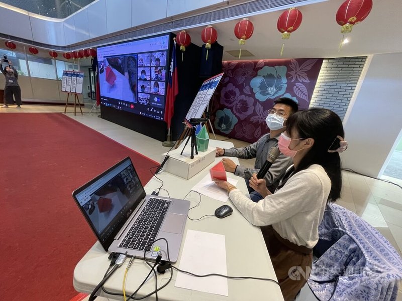 2021年5月COVID-19疫情升溫,雲林縣政府教育處接獲老師反映遠距教學設備等問題,為提高老師線上教學品質,編列逾新台幣650萬元添購雙鏡頭網路攝影機,25日由雲林縣北辰國小數學老師阮冠芷(前)示範操作。中央社記者姜宜菁攝 111年1月25日