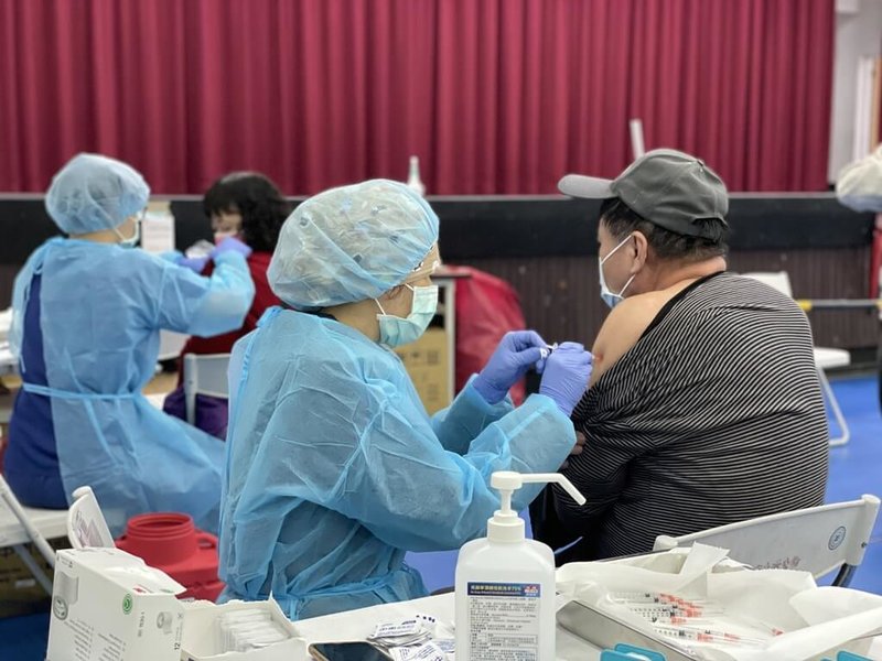 新北市中和區前國防管理學院中正堂25日持續提供長者接種COVID-19疫苗,市府表示,新北市截至23日第3劑的接種完成率為18.3%,65歲以上長者及慢性病患者都是重症的高風險族群,希望盡速完成接種疫苗。(新北衛生局提供)中央社記者黃旭昇新北傳真 111年1月25日