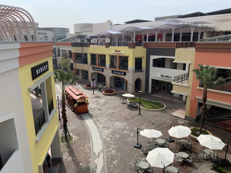 新光三越攜手國際知名Outlet開發團隊TOC打造SKM Park,占地達8萬7千平方公尺,將有約220家店舖進駐以及50個獨家品牌,打造Outlet購物、生活體驗、餐飲美食、休憩娛樂等4大生活享受。中央社記者曾智怡攝 111年1月25日
