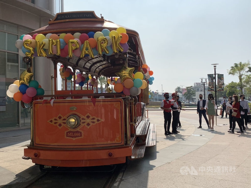 SKM Park戶外購物街區環境讓顧客有置身國外的氛圍,民眾可搭乘舊金山風格的叮叮電車穿梭其中。中央社記者曾智怡攝 111年1月25日