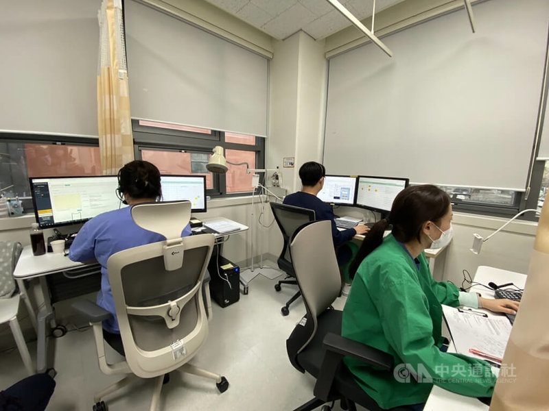 京畿道安城市推行居家治療體制,目前超過6成確診者都在家中休養治療,由專業醫護人員每天致電兩次問診。中央社記者廖禹揚京畿道安城市攝 111年1月25日