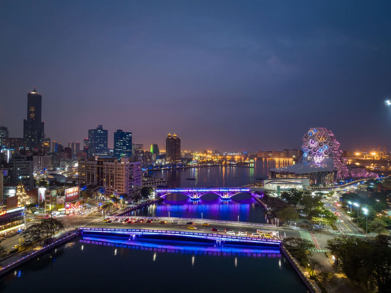 2022台灣燈會在高雄,高雄愛河也設置智慧燈光系統,成為主燈之一,將於29日晚間6時起開放民眾票選愛河燈光色彩。(高雄市文化局提供)中央社記者蔡孟妤傳真 111年1月25日