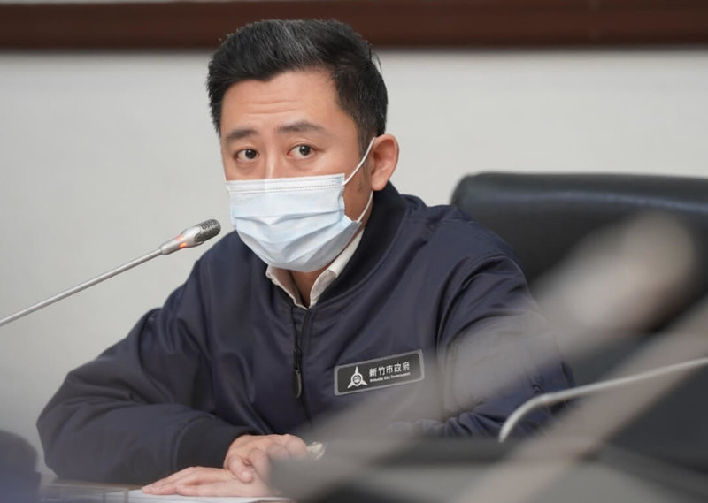 新竹市長林智堅25日召開防疫會議表示,新竹市27日起,轄內160家基層診所將配給「居家快篩試劑」,若民眾有上呼吸道症狀,可經由醫師評估後免費發放居家快篩試劑做檢測。(新竹市政府提供)中央社記者魯鋼駿傳真 111年1月25日