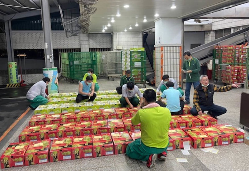 春節將至,運送通路繁忙,台東郵局開加班車、增派內外勤人員,加速送達鳳梨釋迦快捷郵件。(民眾提供)中央社記者李先鳳傳真 111年1月25日