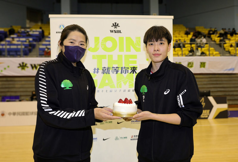 女子超級籃球聯賽(WSBL)國泰人壽球員林育庭(右)25日在球場度過28歲生日,教頭鄭慧芸(左)送上蛋糕慶生。(中華民國籃球協會提供)中央社記者黃巧雯傳真 111年1月25日