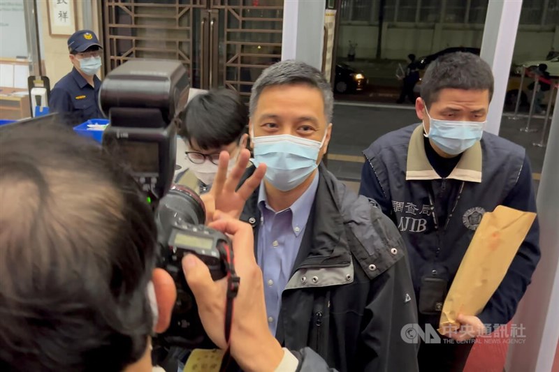 菱光科技董事長黃育仁(中)被控在擔任聯昌電子董事長任內,涉嫌不實交易導致聯昌損害。北檢約談他到案說明,訊後諭知以100萬元交保並限制出境、出海。(中央社檔案照片)