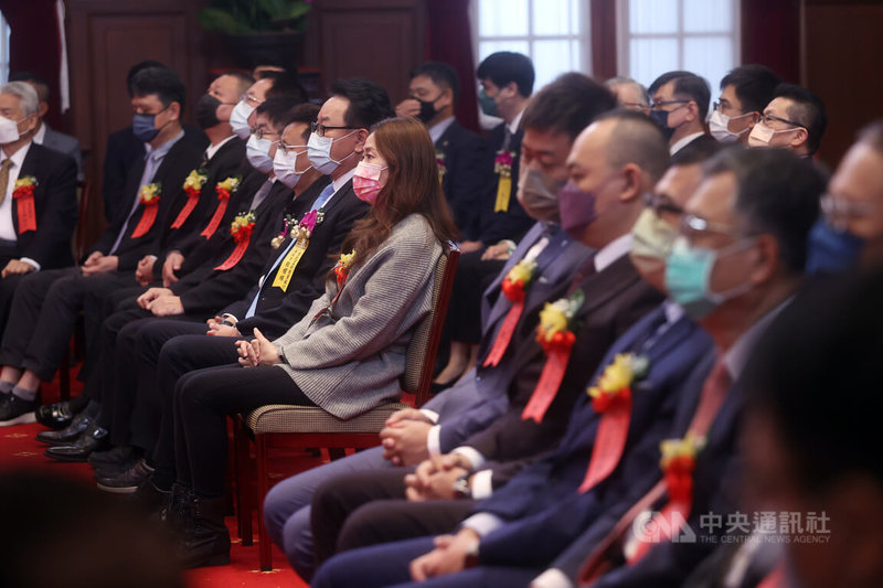 總統蔡英文25日在總統府接見第23屆國家建築金質獎及第18屆國家品牌玉山獎得獎代表,感謝大家的打拚,和政府一起打響Made In Taiwan的知名度。圖為獲獎企業代表。中央社記者鄭傑文攝 111年1月25日