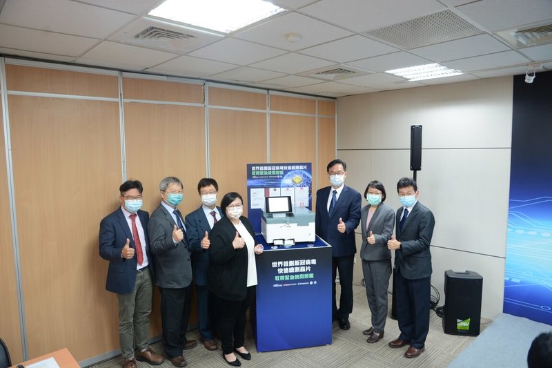 科技部25日舉行記者會,發表全球首創的新冠病毒快速檢測晶片以及機台設備。圖為科技部生科司司長陳鴻震(右3)、中研院物理所研究員陳啟東(左3)、矽基分子執行長褚家容(左4)。(科技部提供) 中央社記者蘇思云傳真 111年1月25日