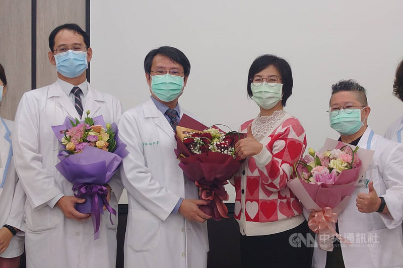 台南市吳姓婦人(右2)2015年經奇美醫學中心癌症篩檢站個管師宣導接受篩檢,結果確診為大腸癌第3期,治療後病情穩定,25日出席院方衛教宣導會分享經驗,並向醫療團隊致謝。中央社記者楊思瑞攝 111年1月25日
