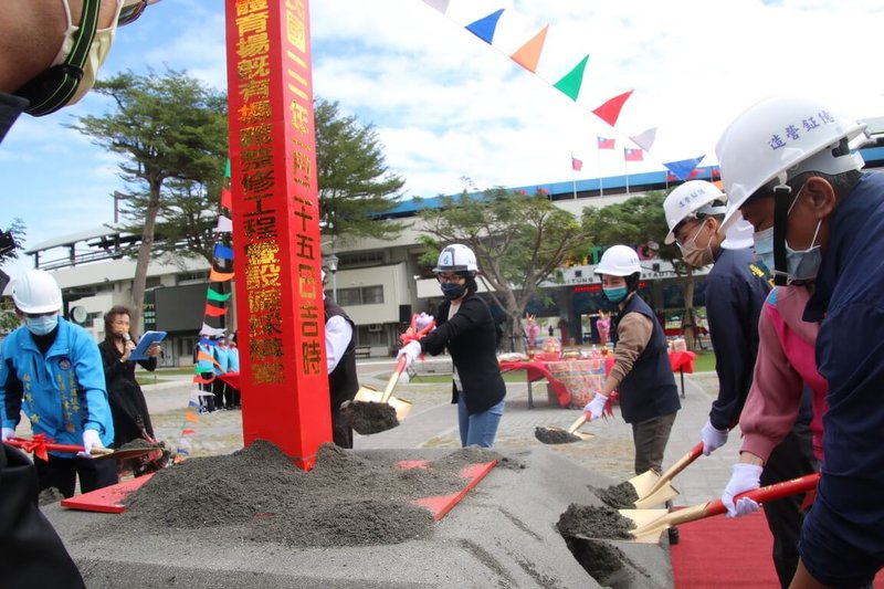 為打造友善運動環境,台東縣教育處爭取中央經費,改善多項體育場館設施,25日舉行整修工程動土典禮。(台東縣政府提供)中央社記者李先鳳傳真 111年1月25日