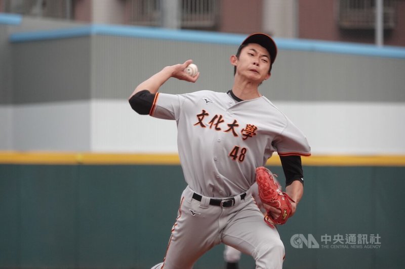 110學年度大專棒球聯賽(公開一級)季軍戰25日在三重棒球場舉行,文化大學先發投手林振瑋控球有狀況,僅投1局失1分退場、無關勝敗。中央社記者謝靜雯攝 111年1月25日