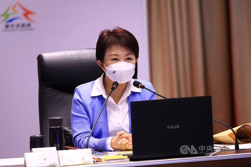 台中市長盧秀燕25日在市政會議中指出,春節連假除大年初一及初二休診外,疫苗接種不打烊,而春節過後將加開快打站,為符合資格的長者接種莫德納疫苗。中央社記者郝雪卿攝 111年1月25日