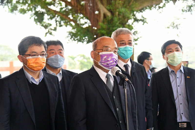 行政院長蘇貞昌(中)25日視察龜山集中檢疫所,並提醒民眾,面對疫情戒慎但不必恐懼。(行政院提供)中央社記者賴于榛傳真 111年1月25日