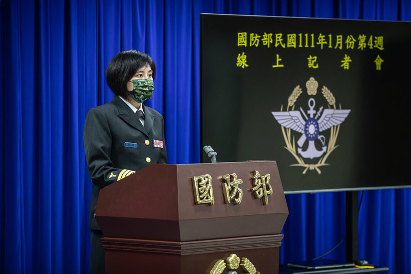國防部疫情指揮中心主任陳怡蓉上校25日出席國防部記者會,說明軍方春節防疫作為及疫苗施打率。(國防部提供)中央社記者游凱翔傳真 111年1月25日