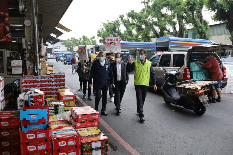 農曆春節將至,高雄市政府農業局長張清榮(前左)等人25日前往果菜批發市場,視察蔬果供應及防疫整備情形。(高雄市農業局提供)中央社記者蔡孟妤傳真 111年1月25日