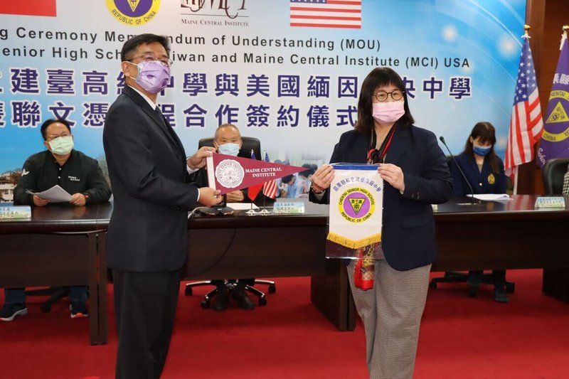 苗栗縣政府教育處25日指出,因應新課綱及2030雙語國家政策,選定大同高中、建臺高中分別與加拿大、美國的中學開辦雙聯學制學程,預計111學年度開班。圖為建臺高中校長彭文彬(左)與美國緬因州中央中學(MCI)代表簽訂合作意向書。(苗栗縣政府提供)中央社記者管瑞平傳真 111年1月25日