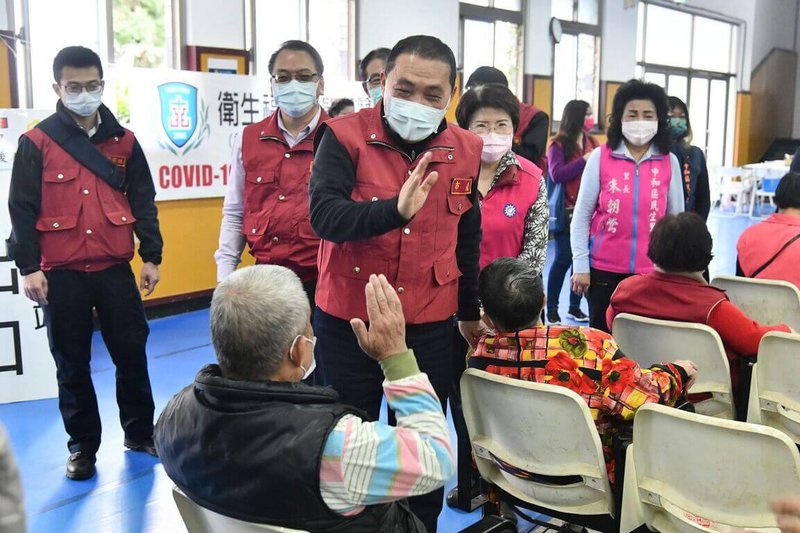 新北市長侯友宜(中)25日前往中和區前國防管理學院中正堂關心長者施打疫苗情形,呼籲長輩盡速完成疫苗接種。(新北衛生局提供)中央社記者黃旭昇新北傳真 111年1月25日