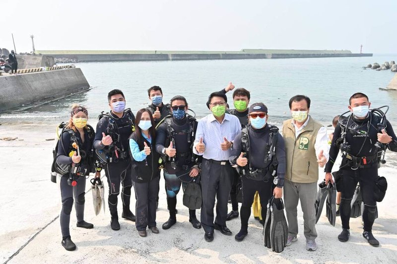 屏東縣政府25日在鹽埔漁港辦理「海廢帶回 漁獲自肥」活動記者會,縣長潘孟安(前右4)表示,為維護海洋生態環境,規劃漁民回收廢棄物可兌換在地農產品,兌換活動從今年2月15日元宵節起跑。(屏東縣政府提供)中央社記者郭芷瑄傳真 111年1月25日