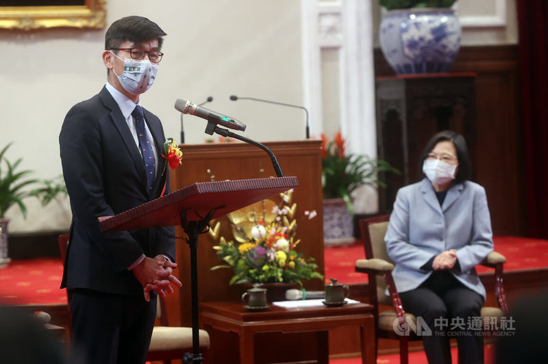 總統蔡英文(右)25日在總統府接見第23屆國家建築金質獎及第18屆國家品牌玉山獎得獎代表,由中華民國國家企業競爭力發展協會主任委員鍾佳濱(左)代表致詞。中央社記者鄭傑文攝 111年1月25日