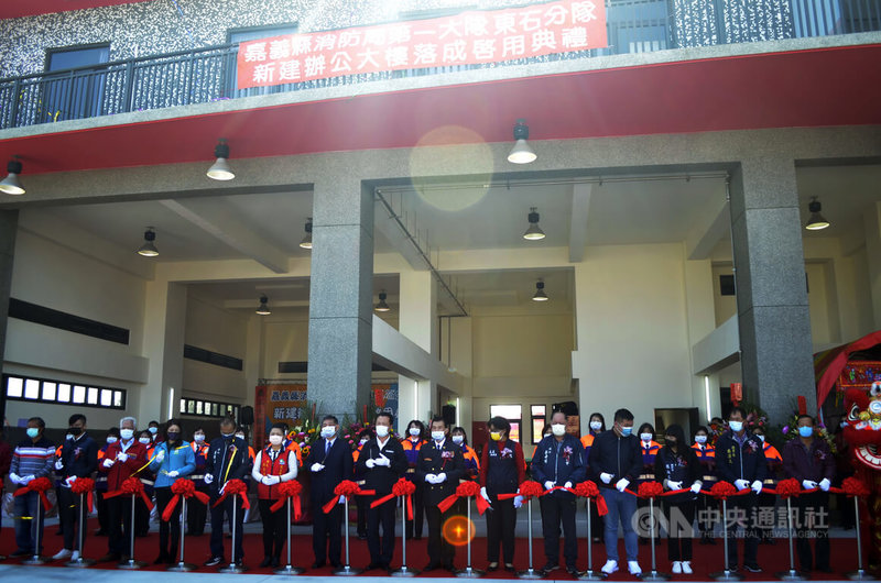 嘉義縣消防局第一大隊東石分隊舊廳舍原為海砂屋,民國105年2月台南地震後成了危樓,中央補助經費另外覓地新建,25日落成,地方人士齊聚祝賀,場面熱鬧。中央社記者蔡智明攝 111年1月25日