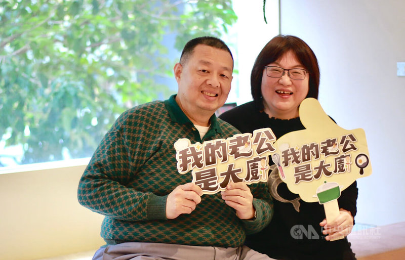國宴主廚「保師傅」曾秀保(左)和美食評論家王瑞瑤(右)夫妻檔,首次合作開設Podcast,不藏私掏出保師傅的專業料理知識分享。中央社記者葉冠吟攝 111年1月25日