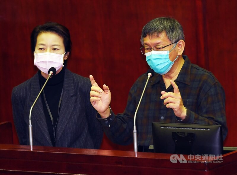 台北市議員25日不滿市府發文請行政院函告敬老金條例無效,認為遭突襲而杯葛總預算案。副市長黃珊珊(左)對此澄清絕無此意,表示將再和議會溝通。(中央社檔案照片)