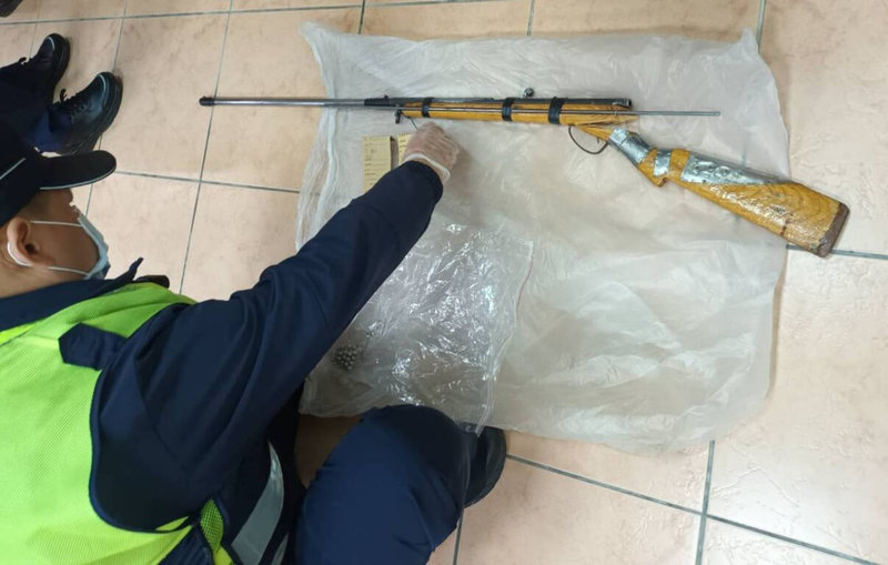 花蓮秀林鄉水源村47歲高姓男子與馬姓鄰居長期不合,高男日前酒後帶著自製獵槍朝馬男住家射擊,所幸屋內無人受傷;警方獲報後,前往高男住處,在倉庫內查扣犯案用獵槍1支、喜得釘1枚、鋼珠1包等證物。(吉安警分局提供)中央社記者張祈傳真 111年1月25日