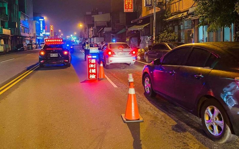 苗栗縣警察局25日發布新聞稿指出,統計111年1月至今,取締酒駕共計127件,近期適逢年關尾牙、春酒餐會多,警方提醒,將嚴格執法取締酒後駕車,切勿心存僥倖。(警方提供)中央社記者管瑞平傳真 111年1月25日
