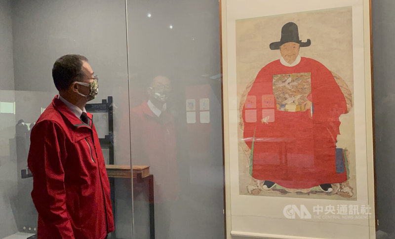 金門縣文化局規劃「蔡復一畫像前世今生典藏展」,即日起在文化園區金門歷史民俗博物館常態展出,金門縣蔡厝西堡蔡氏宗親會理事長蔡流冰(圖)欣見先祖蔡復一畫像回鄉,盼讓民眾認識這位出身金門、明朝晚期國防部長的一生。中央社記者黃慧敏攝 111年1月25日