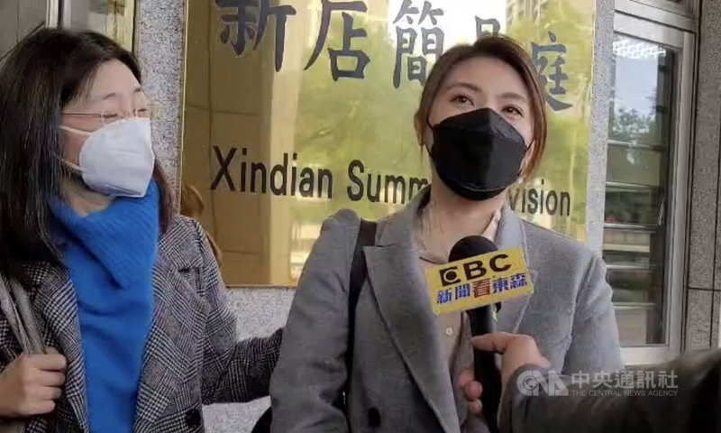 本名陳映彤(右)的網紅理科太太與丈夫打離婚訴訟,雙方同意離婚後,在孩子監護權及夫妻財產如何分配尚未達成共識,陳映彤25日上午赴台北地方法院家事法庭進行調解並受訪。中央社記者劉世怡攝 111年1月25日