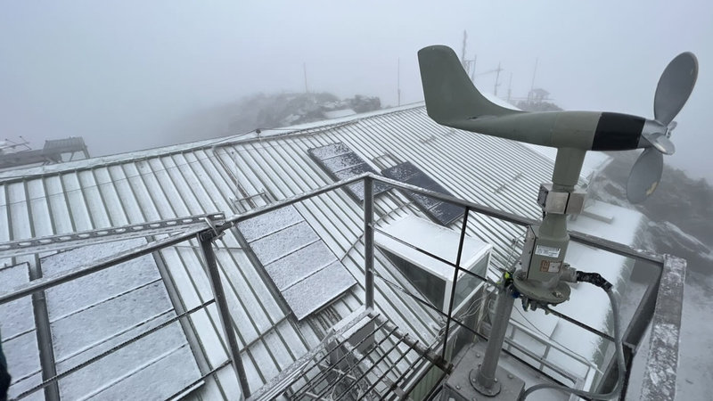 中央氣象局25日表示,玉山氣象站於清晨6時30分至7時下雪,稍停後於7時25分再次飄雪;積雪約0.7公分。(中央氣象局提供)中央社記者張雄風傳真 111年1月25日
