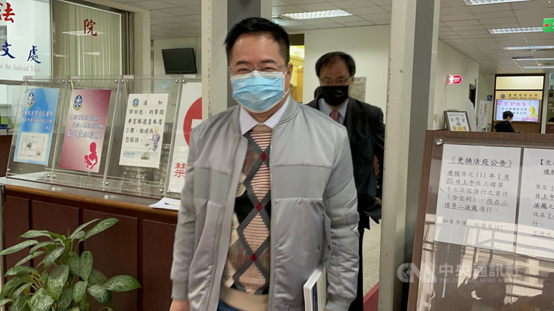 前立委蔡正元(前)被控三中案侵占阿波羅公司資產等,一審遭判3年半及6月,案經上訴,二審由台灣高等法院審理,25日上午傳喚蔡正元出庭。圖為蔡正元庭訊後離開法院。中央社記者劉世怡攝 111年1月25日