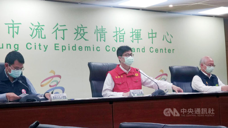 高雄市政府25日下午舉行COVID-19防疫會議後記者會,高雄市長陳其邁(中)、衛生局長黃志中(右)、衛生局簡任技正潘炤穎(左)等人出席說明疫情。中央社記者蔡孟妤攝 111年1月25日