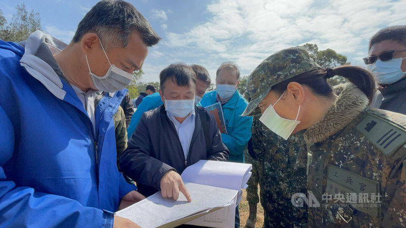 為釐清軍方作戰工事占用民眾土地,金門縣長楊鎮浯(左)25日到金寧鄉勘察,並以金門縣地政局民國43年的地籍資料佐證,要求軍方補償民眾損失。軍方代表回應表示,帶回研商處理。中央社記者黃慧敏攝 111年1月25日