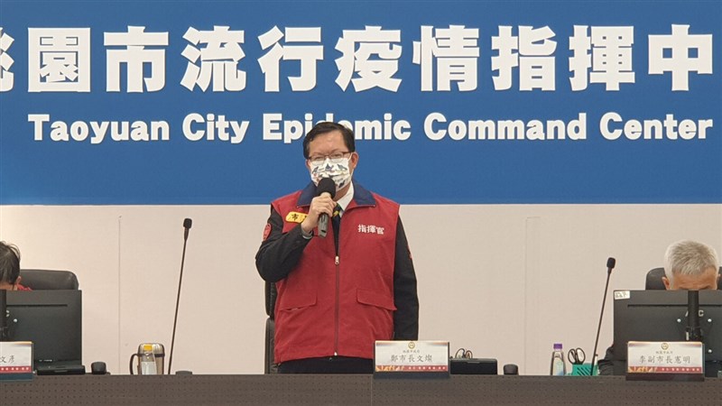 桃園機場旁遠雄自由貿易港區COVID-19(2019冠狀病毒疾病)疫情持續,桃園市長鄭文燦(中)25日主持防疫專案會議後,進行線上記者會說明最新疫情狀況。(桃園市政府提供)中央社記者葉臻傳真 111年1月25日