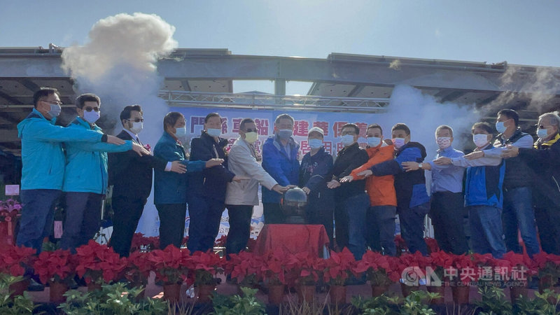 金門縣公共車船管理處與民間廠商合作,打造首座大型陽光公車棚,25日在建華保養廠舉行啟用典禮,縣長楊鎮浯(左7)等人共同見證。中央社記者黃慧敏攝 111年1月25日