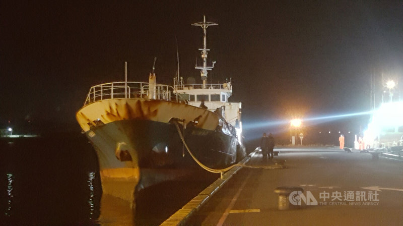 去年底在澎湖海域擱淺獲救的貝里斯籍雜貨輪「合茂號」,傳出船上有走私香菸,高雄檢方與基隆海巡隊25日跨海開艙清查。中央社 111年1月25日