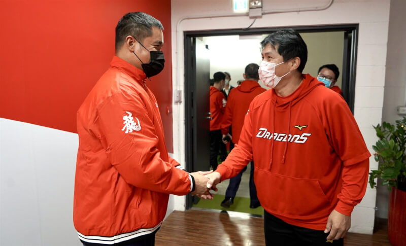 中職味全龍隊25日宣布,簽下前中信兄弟資深球員林智勝(左),總教練葉君璋(右)表示,林智勝的個人及大賽經驗豐富,相信他能傳承給年輕球員。(味全龍隊提供)中央社記者楊啟芳傳真 111年1月25日
