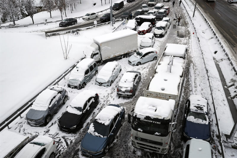 伊斯坦堡遇上35年來最嚴重的暴雪,由於積雪太高,數以千計駕駛棄車躲避大雪,馬路一夕間變成「汽車墳場」。(安納杜魯新聞社)