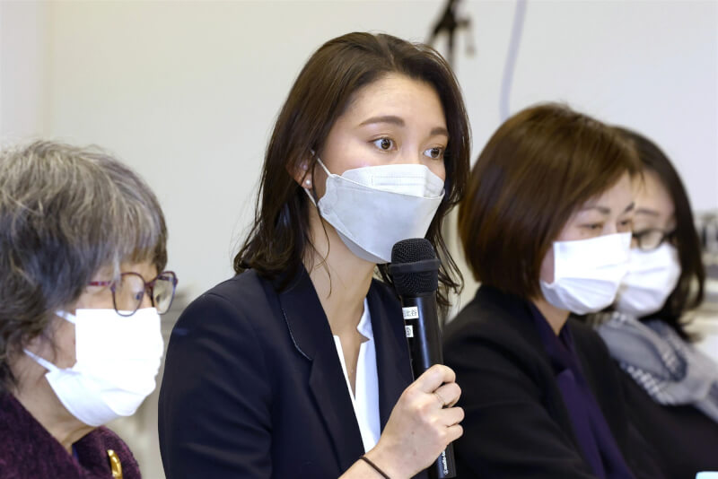 日本女記者伊藤詩織(中)狀告電視台記者山口敬之性侵的損害賠償訴訟,東京高等法院25日維持一審判決,諭令山口賠償金額略增為332萬日圓。(共同社)