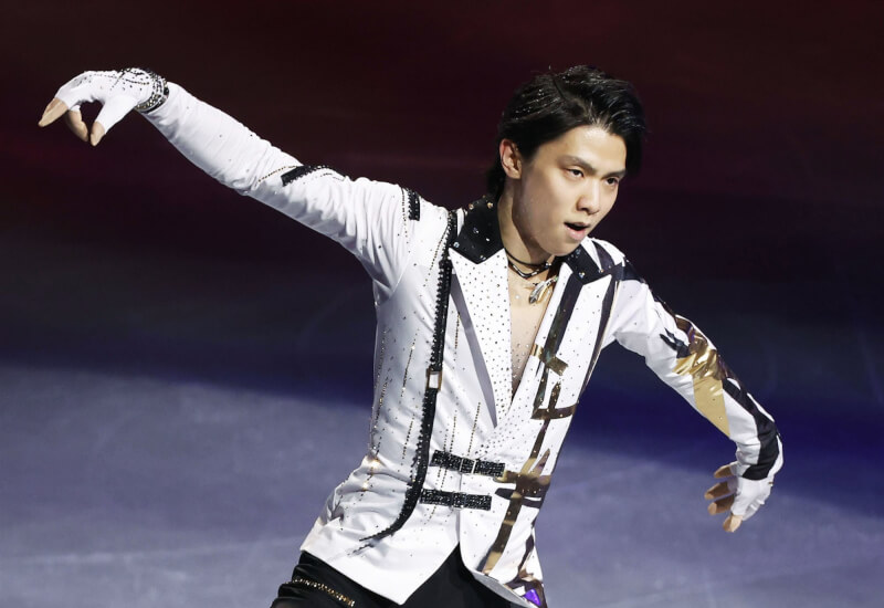 兩屆奧運金牌、像從童話冰宮走出來的日本「滑冰王子」羽生結弦，他滑冰時投入的情感與優美，觸動無數觀眾。圖為去年12月在展覽中表演的羽生結弦。（共同社）