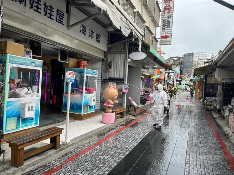 花蓮縣政府25日公布COVID-19確診者案18521的花蓮足跡,主要在花蓮市區金三角商圈一帶,環保局人員進行清消。(花蓮縣環保局提供)中央社記者李先鳳傳真 111年1月25日