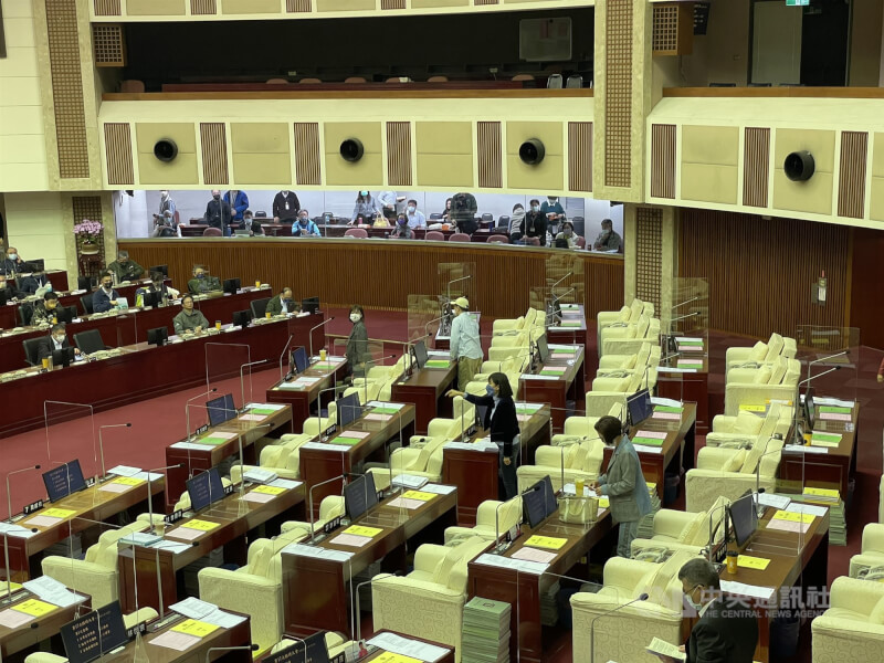 台北市議會去年底表決封殺市府所提敬老金覆議案。多名市議員25日才知台北市政府24日發文請行政院函告條例無效,市議會大會杯葛北市總預算案而宣告流會。中央社記者陳昱婷攝 111年1月25日