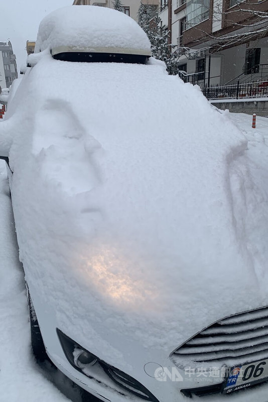 暴風雪侵襲土耳其各地,安納托利亞中部和東南部交通中斷,歐洲最繁忙機場伊斯坦堡機場被迫暫停航班起降。圖為連日大雪後,安卡拉巿中心24日積雪數英尺高。中央社記者何宏儒安卡拉攝 111年1月25日