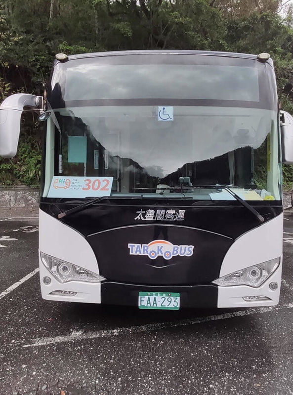 花蓮縣政府宣布以「花蓮嗨巴士」(Hibus)作為市區客運新識別系統,以黃、紅、綠、藍、紫5個標準色對應花蓮市區、峽谷、縱谷、海岸及跨越山海路線,民眾可以透過公車車次顏色,直覺分辨路線。(花蓮縣政府提供)中央社記者張祈傳真 111年1月25日